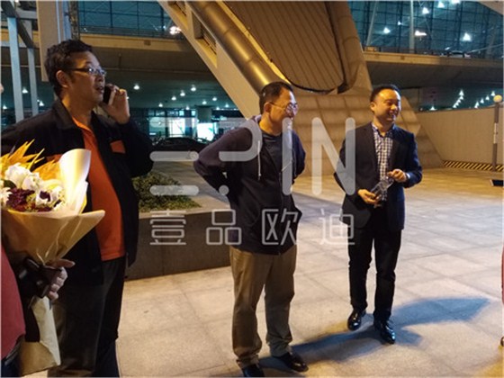 中央電視臺財經(jīng)評論員單仁博士來蓉,四川牛商常委集體接機(jī)