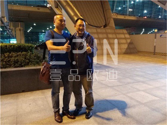 中央電視臺財經(jīng)評論員單仁博士來蓉,四川牛商常委集體接機(jī)