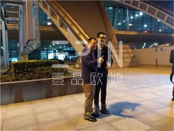 中央電視臺財經(jīng)評論員單仁博士來蓉,四川牛商常委集體接機(jī)