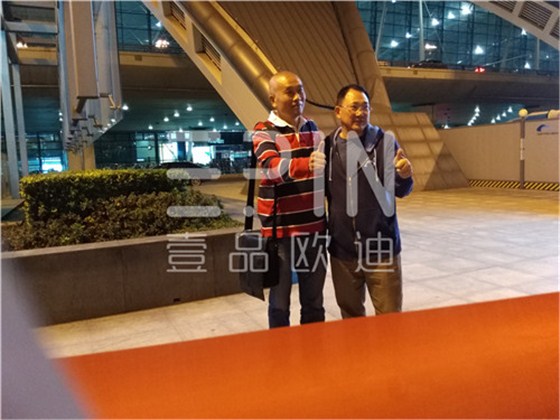 中央電視臺財經(jīng)評論員單仁博士來蓉,四川牛商常委集體接機(jī)