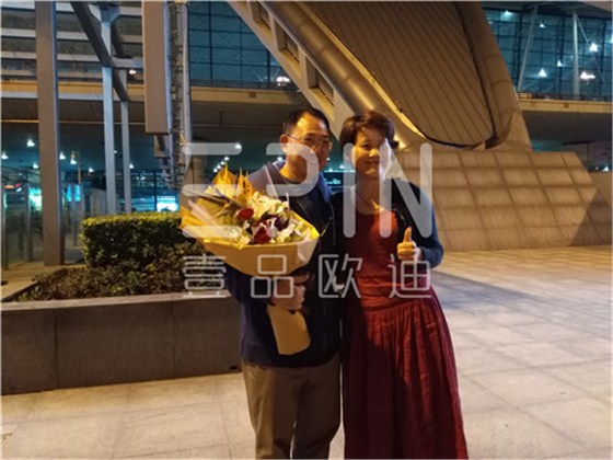 中央電視臺財經(jīng)評論員單仁博士來蓉,四川牛商常委集體接機(jī)
